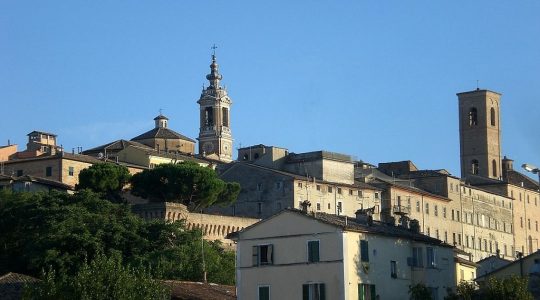 1200px-Jesi_centro_storico-1024x768