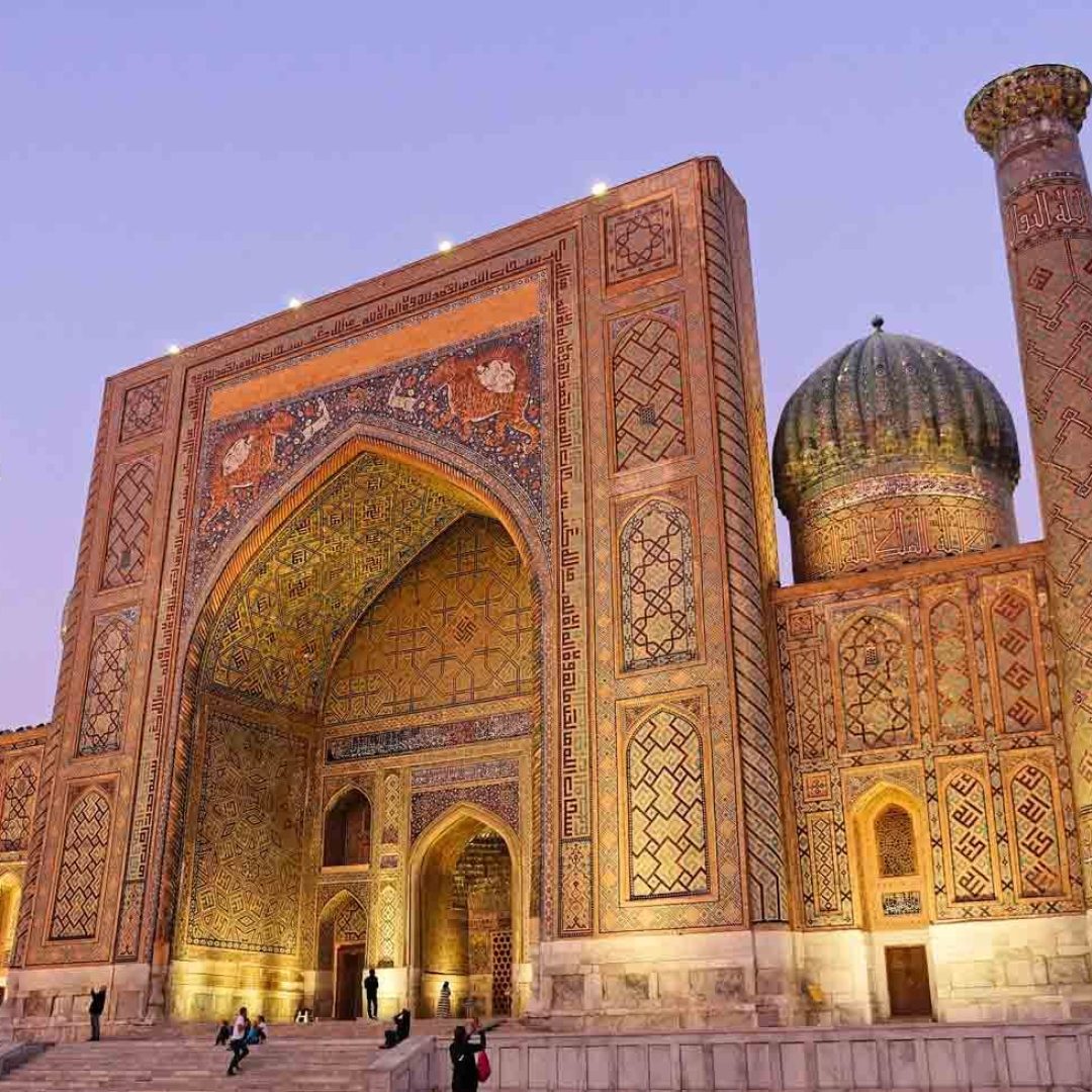 Uz_Samarkanda_piazza-Registan
