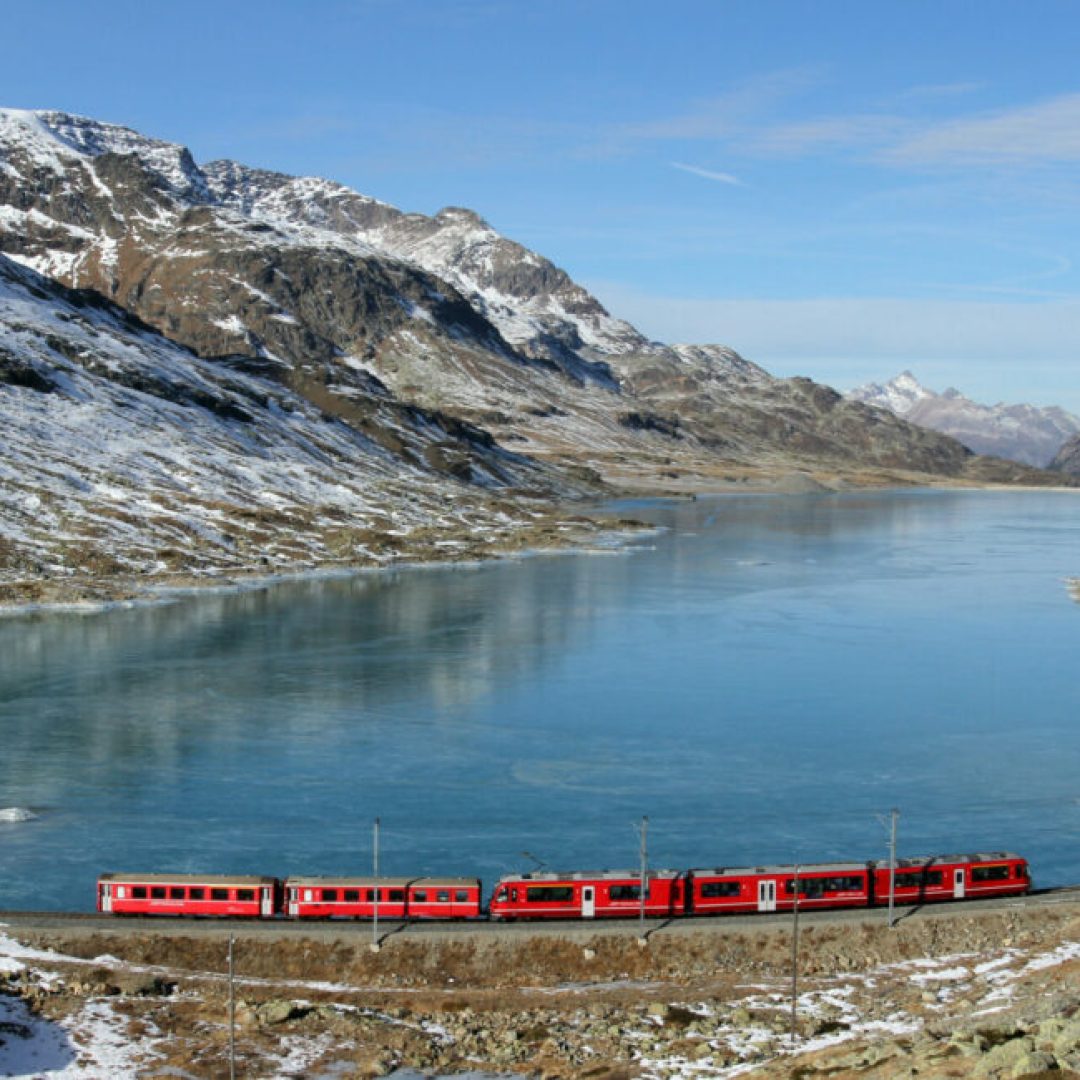 Rhaetische Bahn/RhB - ALLEGRA-Triebzug am Lago Bianco am Berninapass.

Rhaetian Railway/RhB - An ALLEGRA railcar at Lake Bianco, on the Bernina Pass.

Ferrovia retica/FR - Elettrotreno ALLEGRA nei pressi del Lago Bianco, sul passo del Bernina.

Copyright by Rhaetische Bahn By-line: swiss-image.ch/Christoph Benz